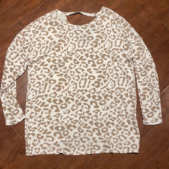 BRAND NEW Leopard Print Keyhole Back Long Sleeve - Picture 1 of 7